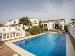 Villa en el canal con piscina, amarre y A/C - HISP-289-47